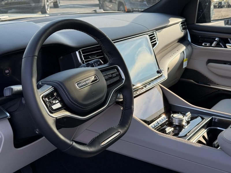 Jeep Grand Wagoneer Vehicle Full-screen Gallery Image 21