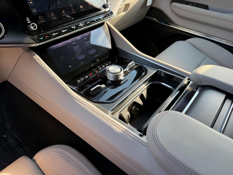Jeep Grand Wagoneer Vehicle Full-screen Gallery Image 27