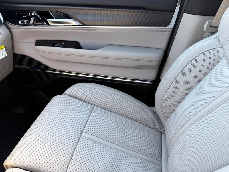 Jeep Grand Wagoneer Vehicle Full-screen Gallery Image 28