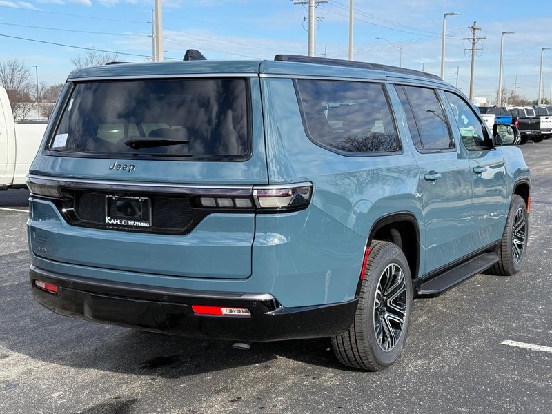 Jeep Grand Wagoneer L Vehicle Full-screen Gallery Image 3