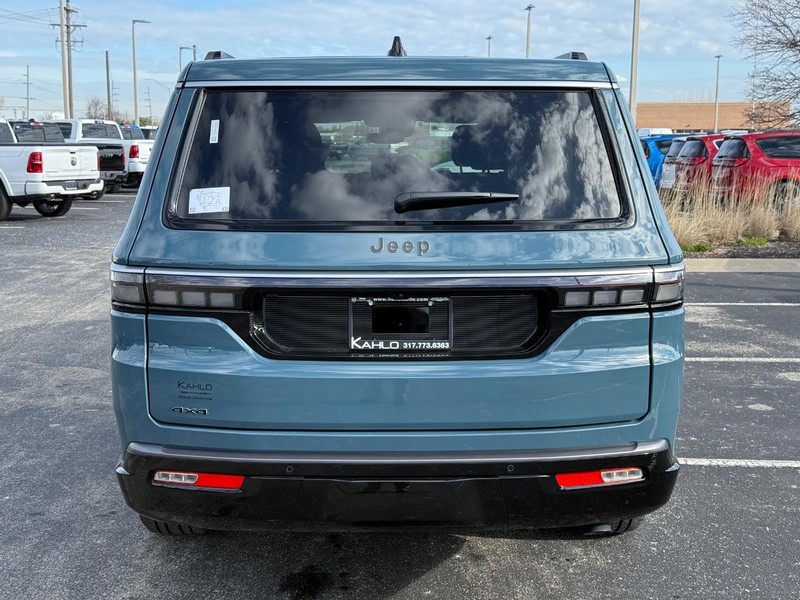 Jeep Grand Wagoneer L Vehicle Full-screen Gallery Image 4