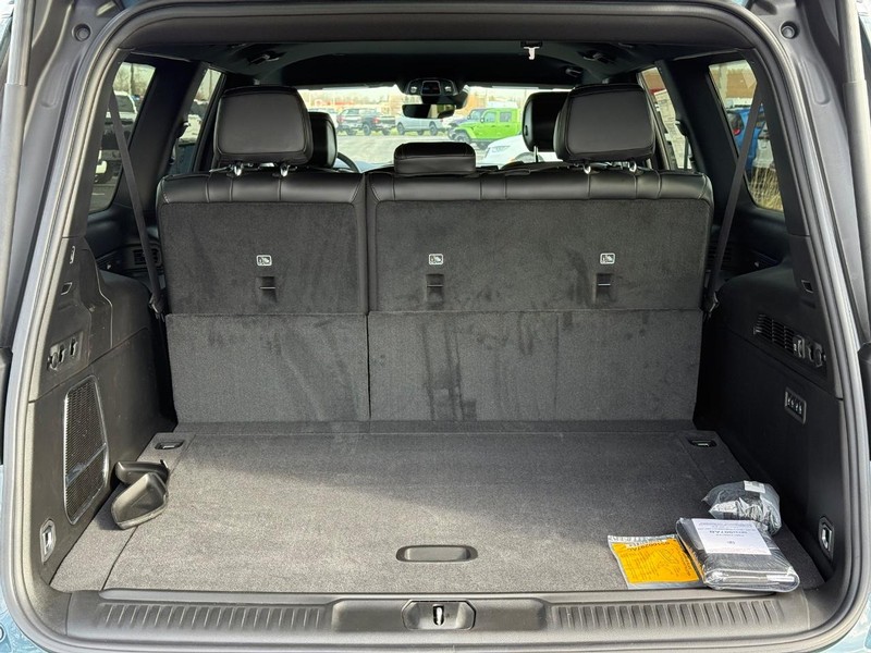 Jeep Grand Wagoneer L Vehicle Full-screen Gallery Image 7