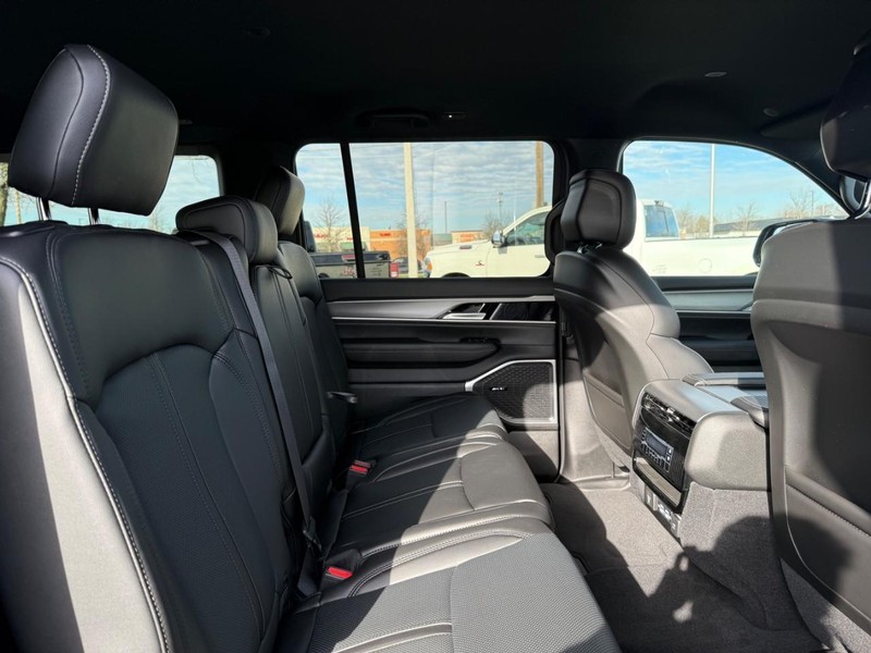Jeep Grand Wagoneer L Vehicle Full-screen Gallery Image 11