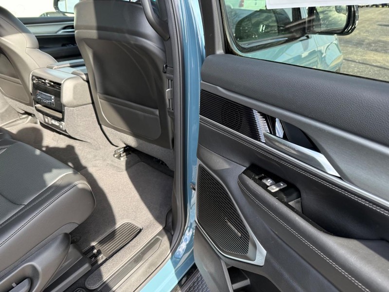 Jeep Grand Wagoneer L Vehicle Full-screen Gallery Image 12