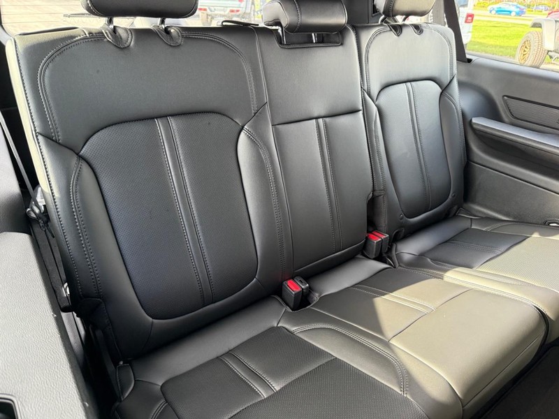 Jeep Grand Wagoneer L Vehicle Full-screen Gallery Image 13