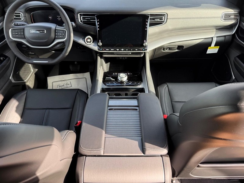 Jeep Grand Wagoneer L Vehicle Full-screen Gallery Image 14