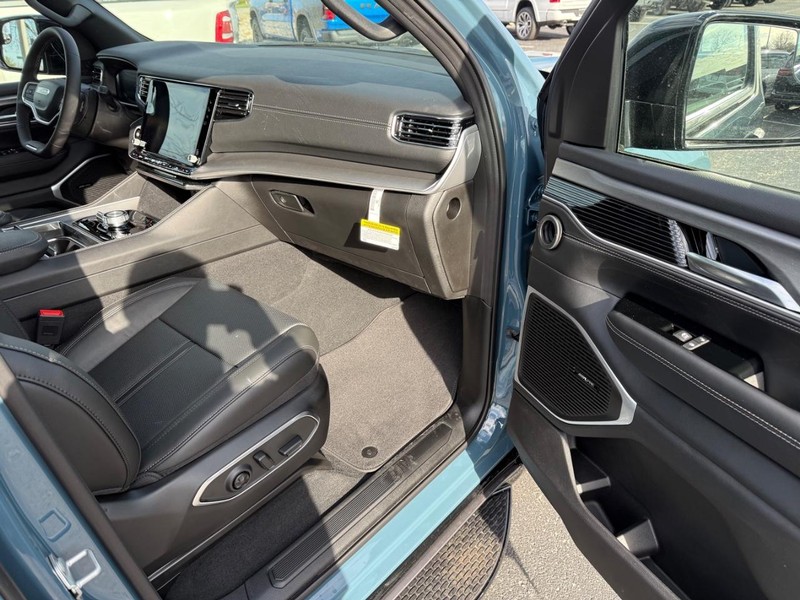Jeep Grand Wagoneer L Vehicle Full-screen Gallery Image 16