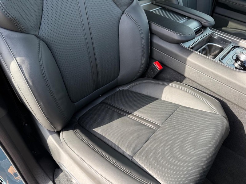 Jeep Grand Wagoneer L Vehicle Full-screen Gallery Image 17
