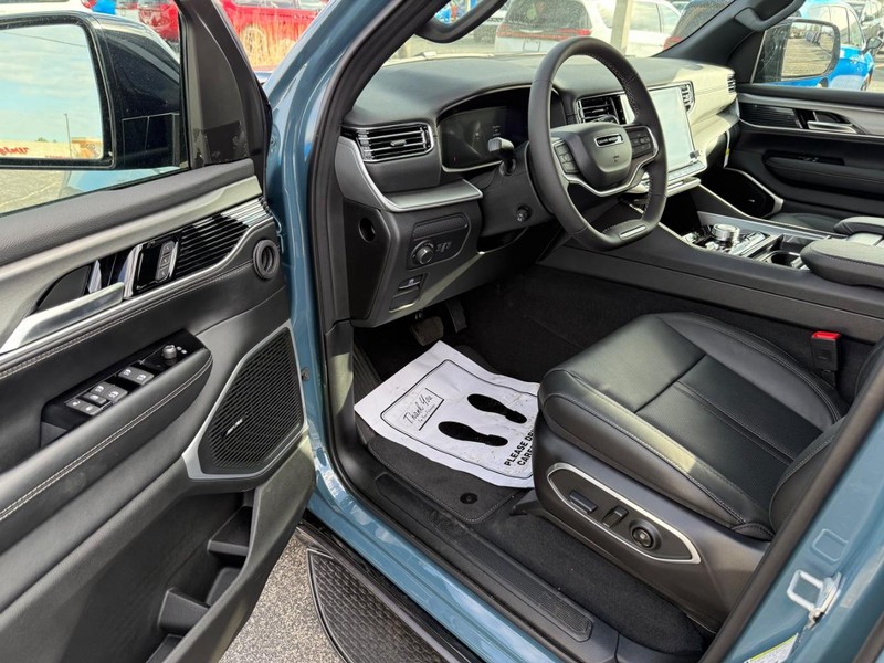 Jeep Grand Wagoneer L Vehicle Full-screen Gallery Image 18