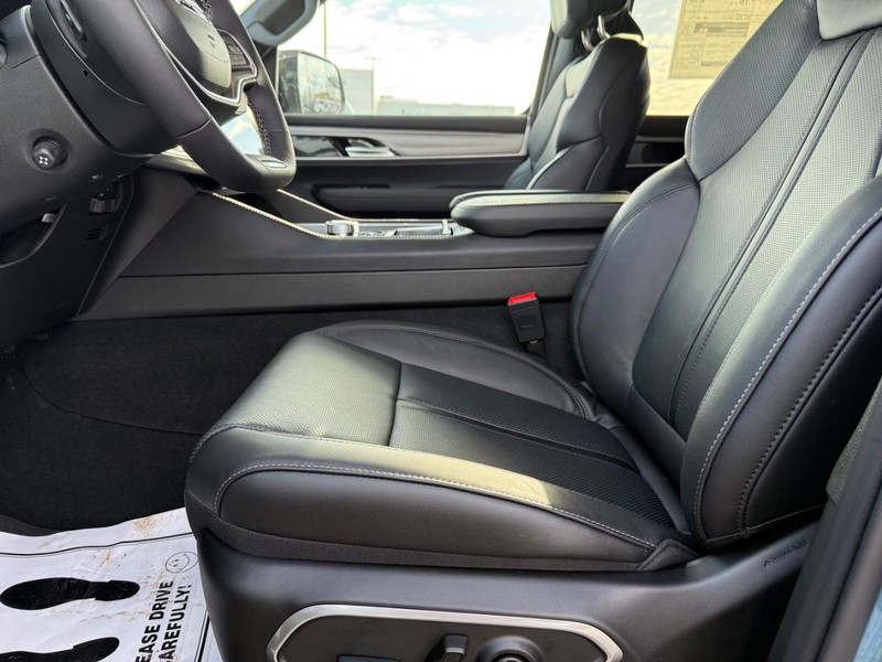 Jeep Grand Wagoneer L Vehicle Full-screen Gallery Image 19