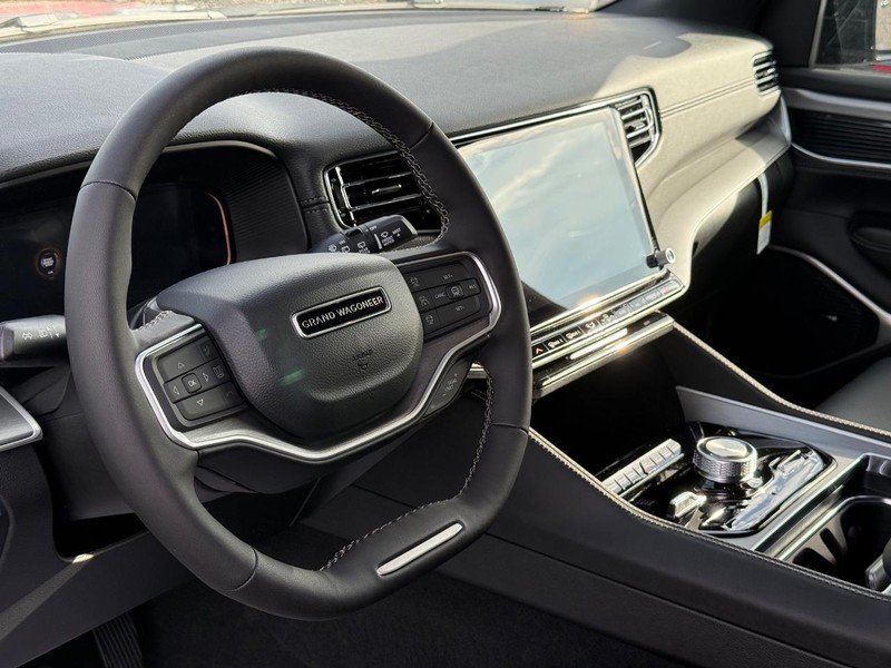 Jeep Grand Wagoneer L Vehicle Full-screen Gallery Image 20