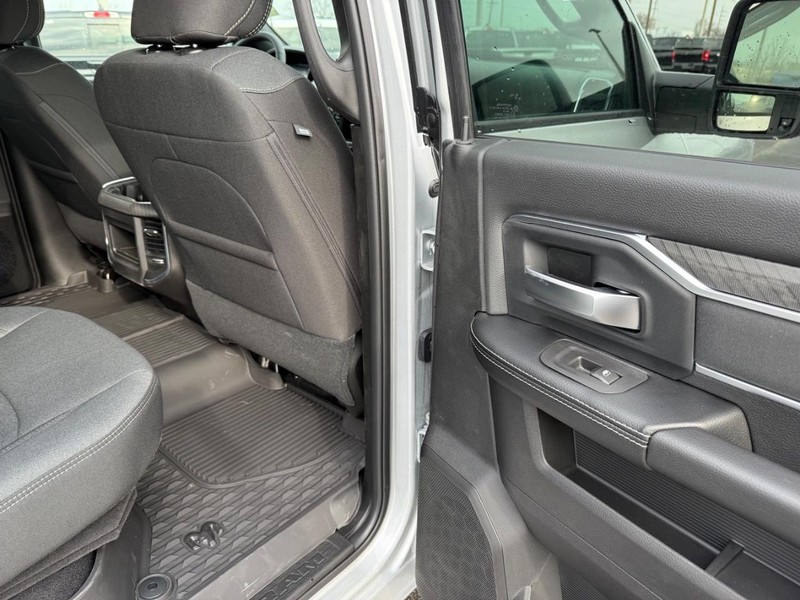 Ram 2500 Vehicle Full-screen Gallery Image 11