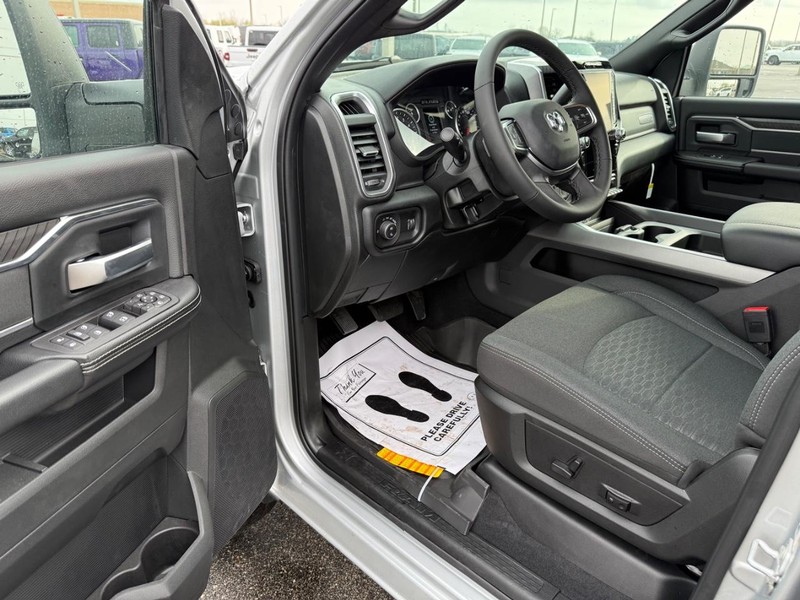 Ram 2500 Vehicle Full-screen Gallery Image 16