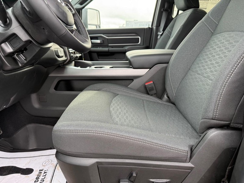 Ram 2500 Vehicle Full-screen Gallery Image 17