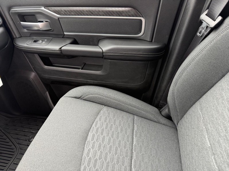 Ram 2500 Vehicle Full-screen Gallery Image 26