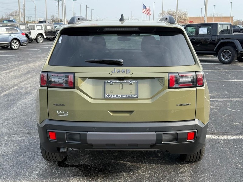 Jeep Cherokee Vehicle Full-screen Gallery Image 4