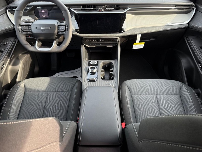 Jeep Cherokee Vehicle Full-screen Gallery Image 12