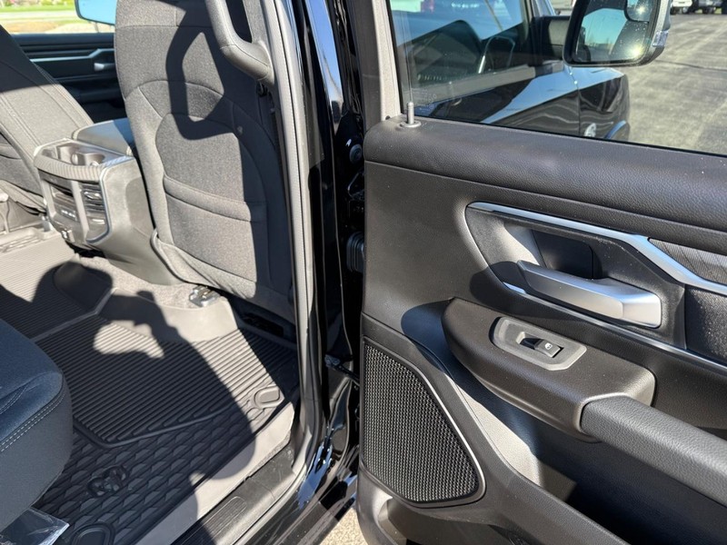 Ram 1500 Vehicle Full-screen Gallery Image 11