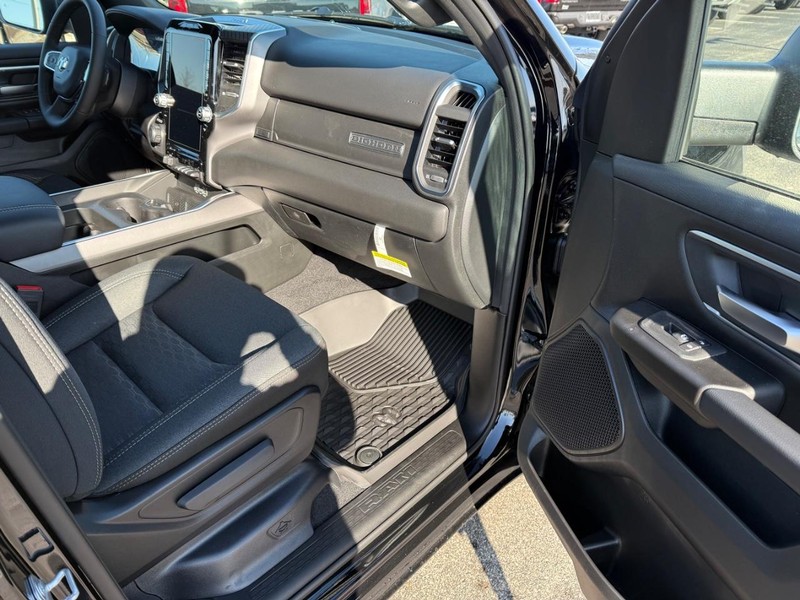 Ram 1500 Vehicle Full-screen Gallery Image 14