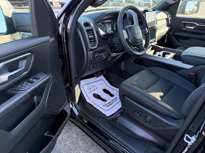 Ram 1500 Vehicle Full-screen Gallery Image 16