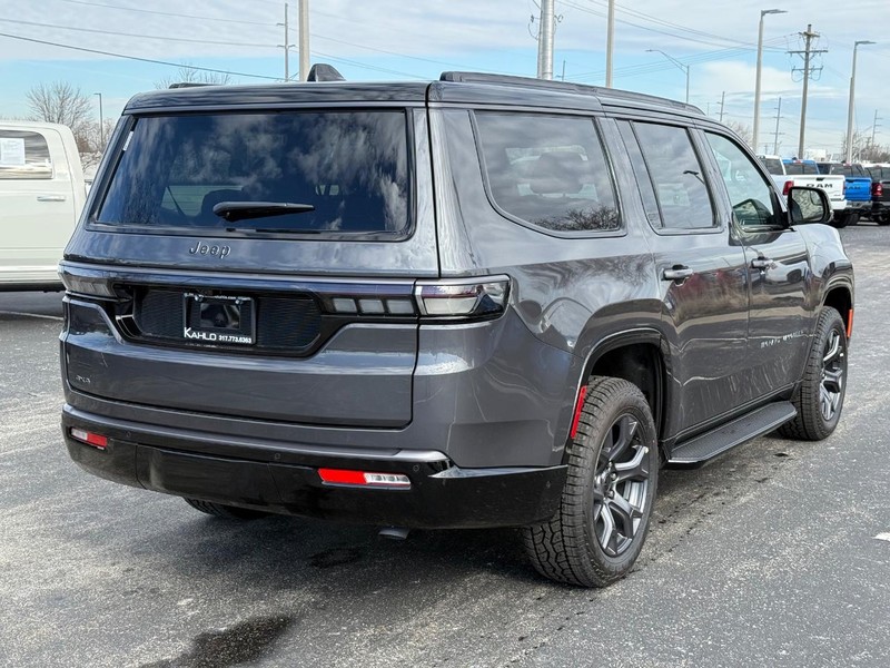 Jeep Grand Wagoneer Vehicle Full-screen Gallery Image 3