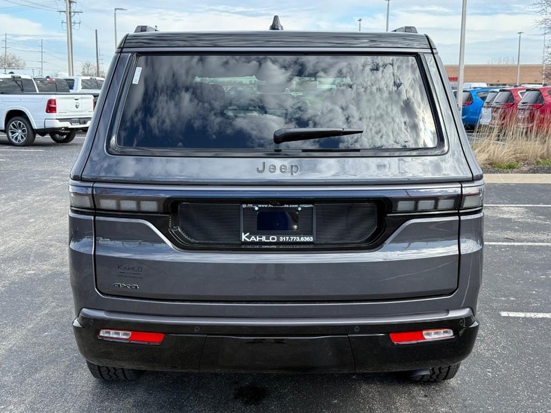 Jeep Grand Wagoneer Vehicle Full-screen Gallery Image 4