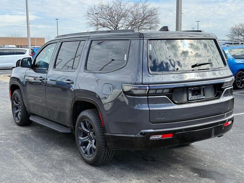 Jeep Grand Wagoneer Vehicle Full-screen Gallery Image 5