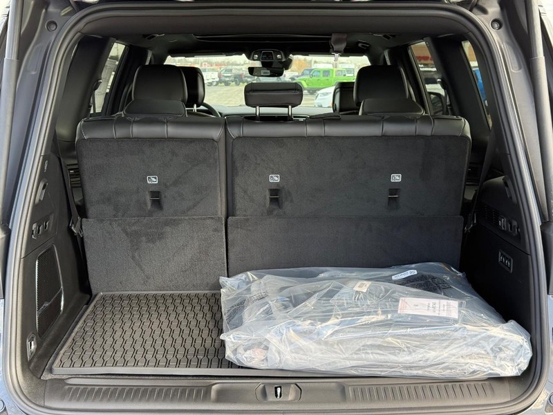 Jeep Grand Wagoneer Vehicle Full-screen Gallery Image 7