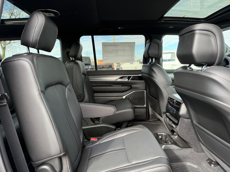 Jeep Grand Wagoneer Vehicle Full-screen Gallery Image 11