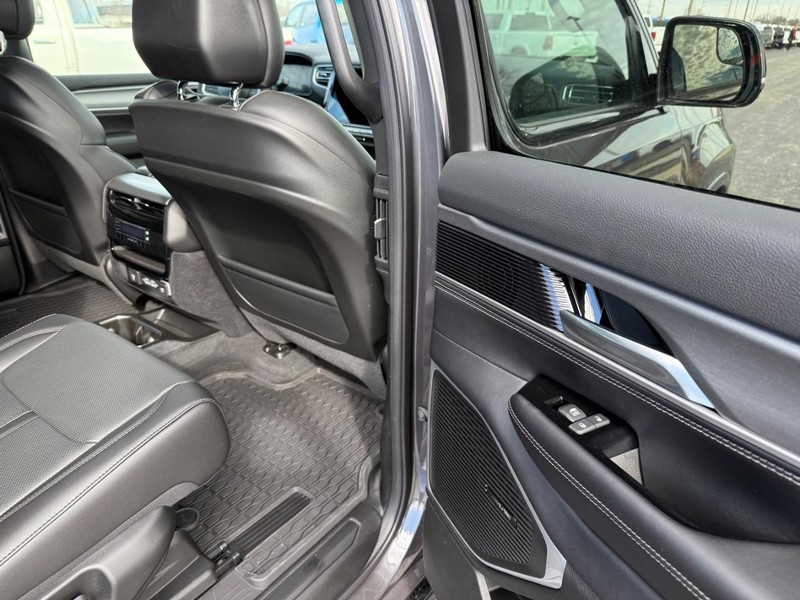 Jeep Grand Wagoneer Vehicle Full-screen Gallery Image 12
