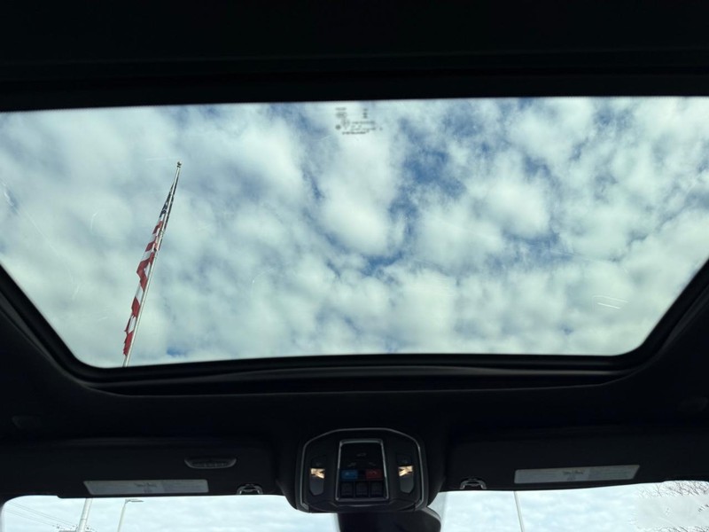 Jeep Grand Wagoneer Vehicle Full-screen Gallery Image 14