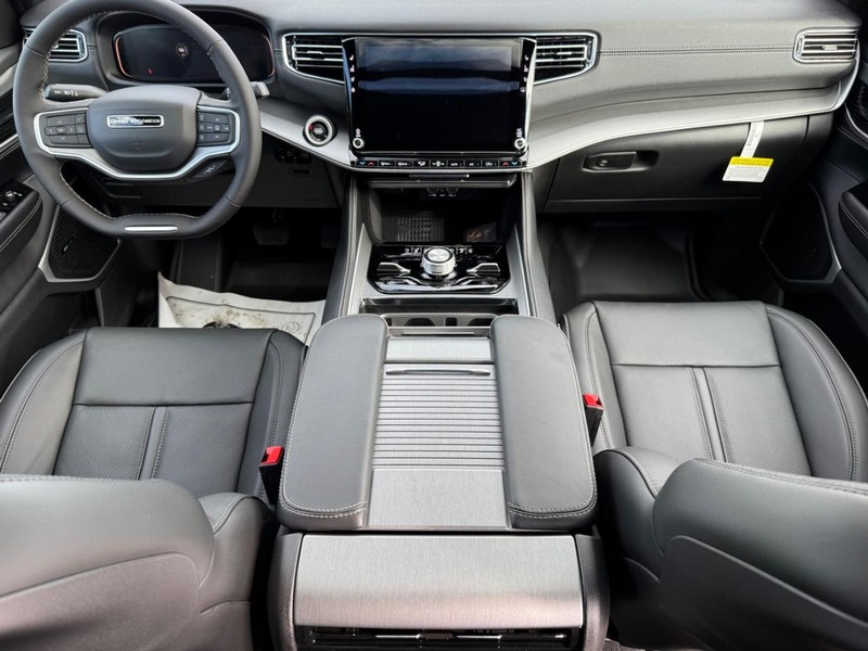 Jeep Grand Wagoneer Vehicle Full-screen Gallery Image 15