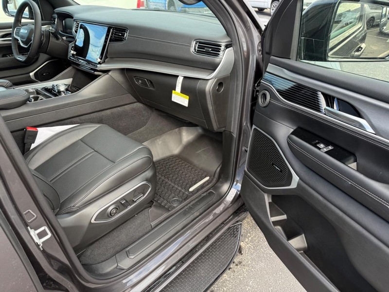 Jeep Grand Wagoneer Vehicle Full-screen Gallery Image 17