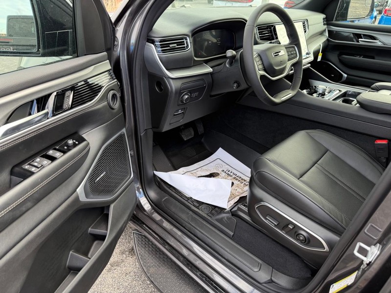 Jeep Grand Wagoneer Vehicle Full-screen Gallery Image 19