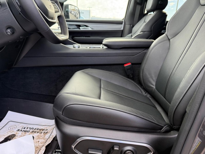 Jeep Grand Wagoneer Vehicle Full-screen Gallery Image 20