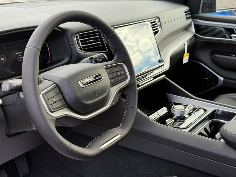 Jeep Grand Wagoneer Vehicle Full-screen Gallery Image 21