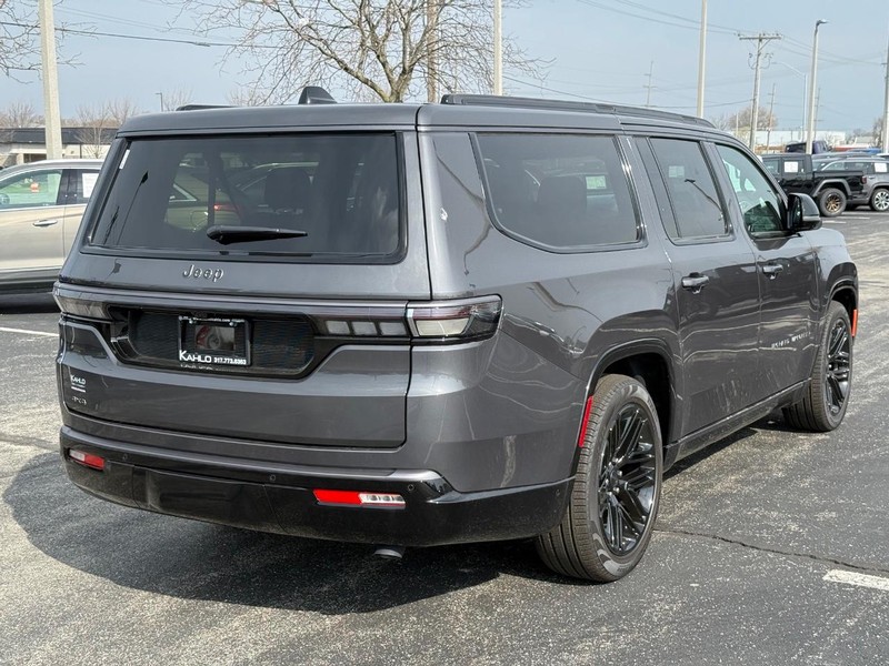 Jeep Grand Wagoneer L Vehicle Full-screen Gallery Image 3