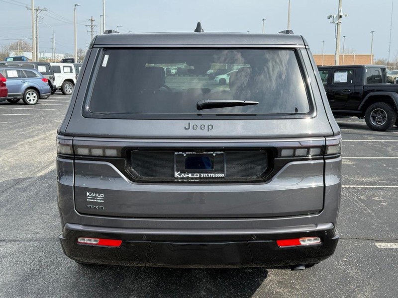Jeep Grand Wagoneer L Vehicle Full-screen Gallery Image 4