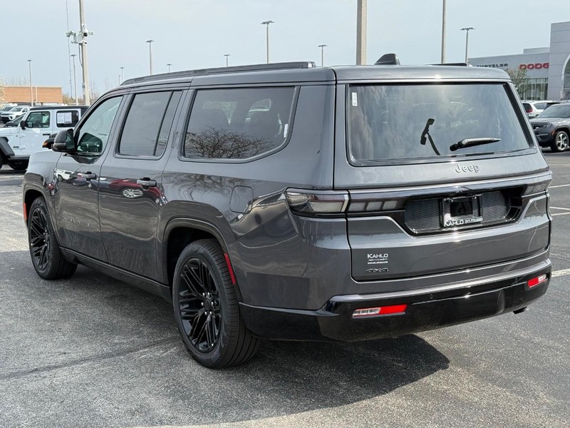 Jeep Grand Wagoneer L Vehicle Full-screen Gallery Image 5