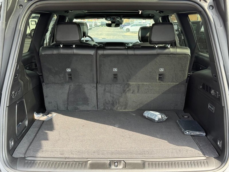 Jeep Grand Wagoneer L Vehicle Full-screen Gallery Image 7