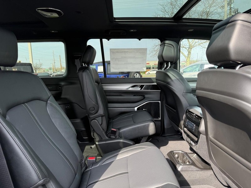 Jeep Grand Wagoneer L Vehicle Full-screen Gallery Image 11