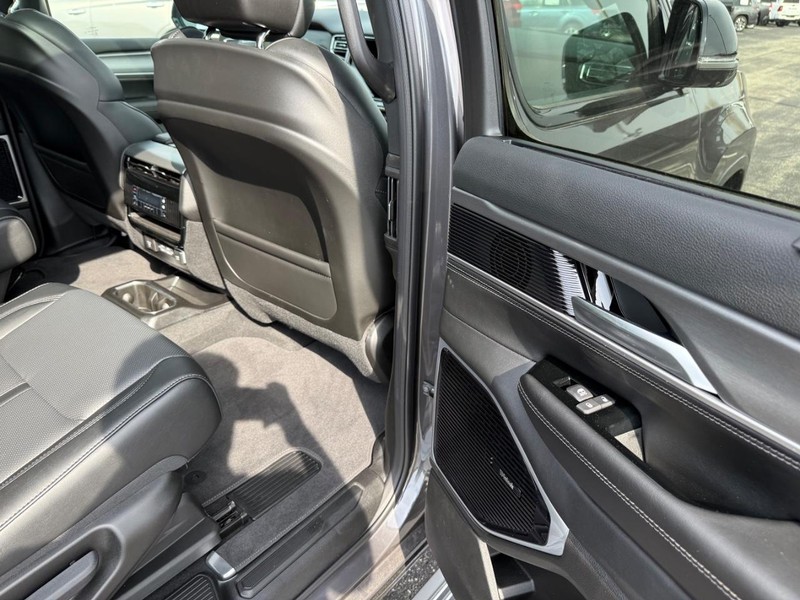 Jeep Grand Wagoneer L Vehicle Full-screen Gallery Image 12