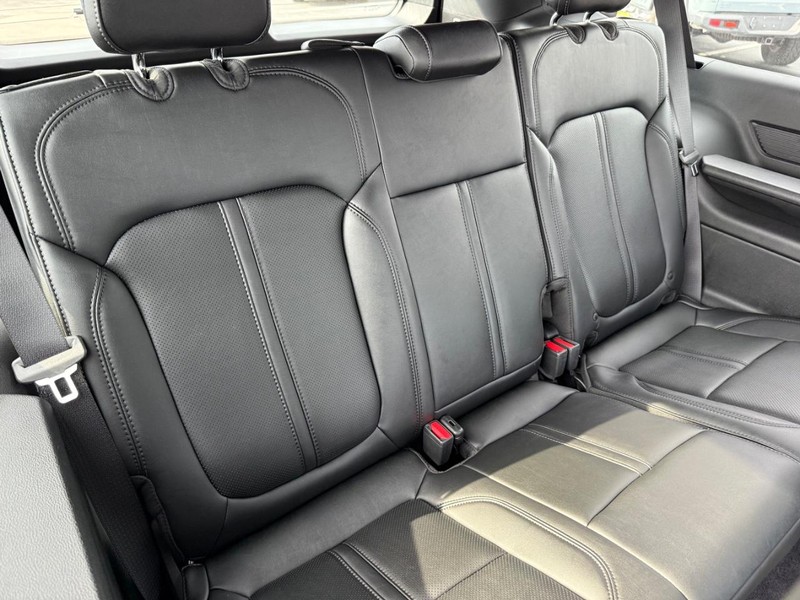 Jeep Grand Wagoneer L Vehicle Full-screen Gallery Image 13