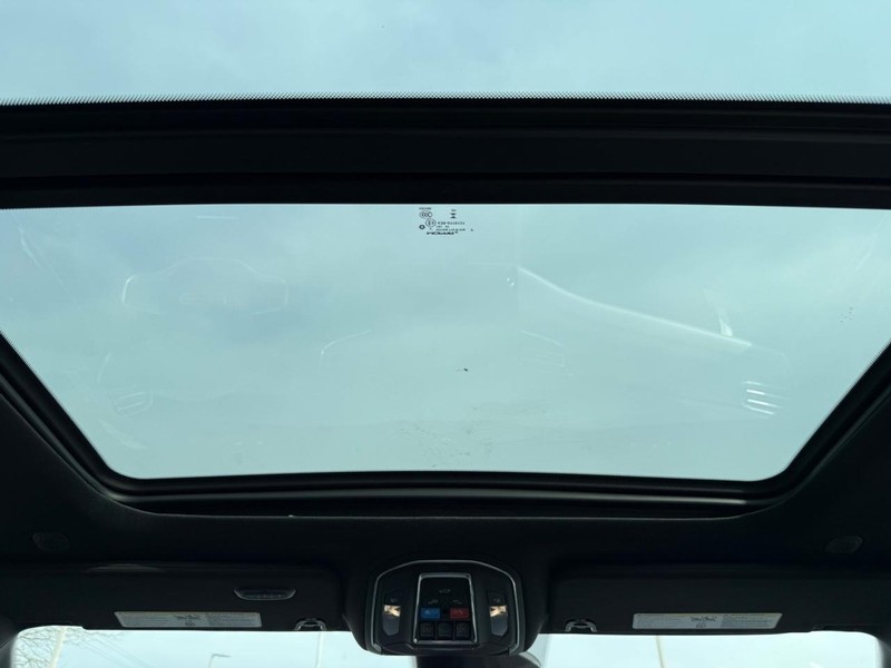 Jeep Grand Wagoneer L Vehicle Full-screen Gallery Image 14