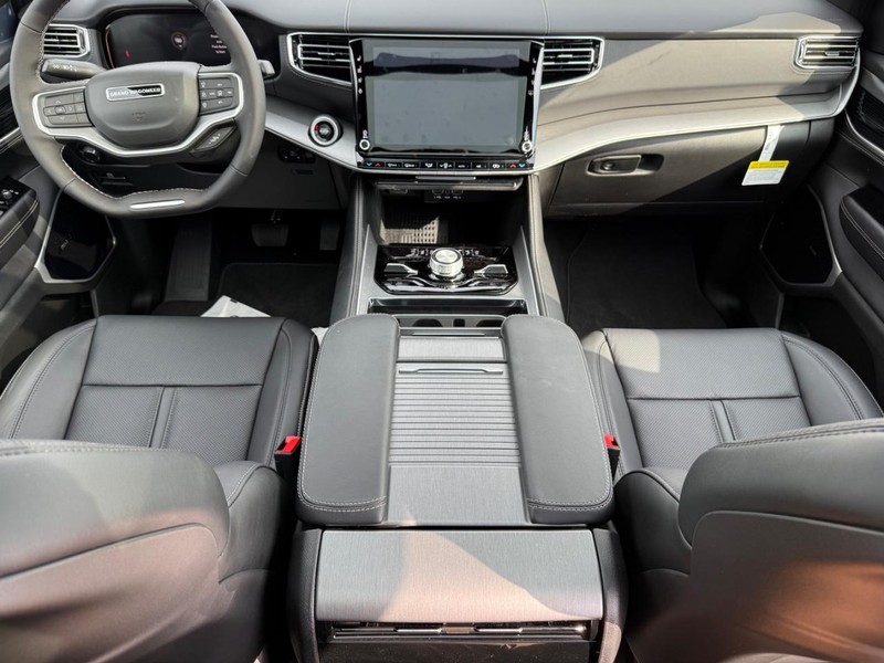 Jeep Grand Wagoneer L Vehicle Full-screen Gallery Image 15