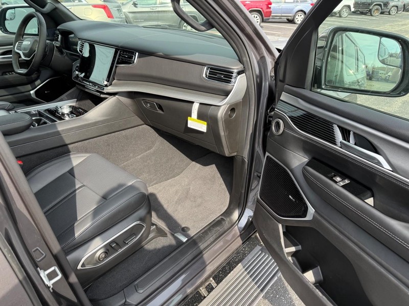 Jeep Grand Wagoneer L Vehicle Full-screen Gallery Image 17