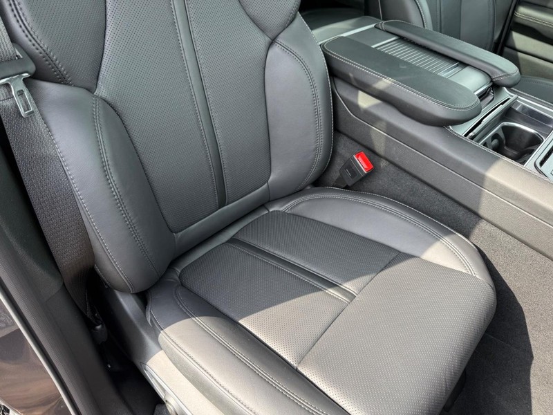 Jeep Grand Wagoneer L Vehicle Full-screen Gallery Image 18