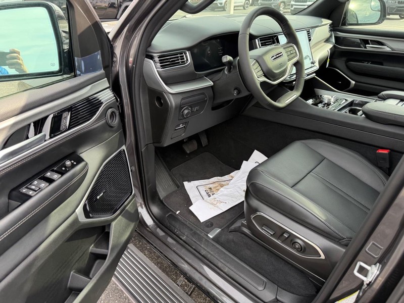 Jeep Grand Wagoneer L Vehicle Full-screen Gallery Image 19