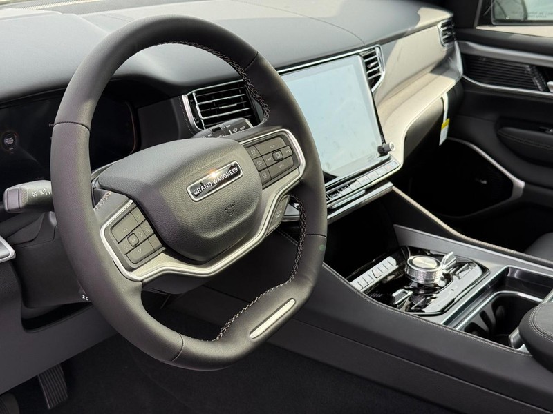Jeep Grand Wagoneer L Vehicle Full-screen Gallery Image 21