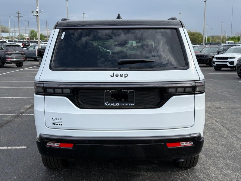 Jeep Grand Wagoneer Vehicle Full-screen Gallery Image 4